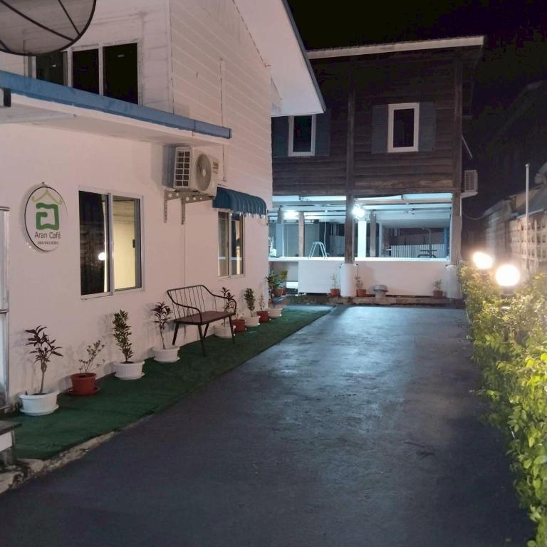 Aran hostel Spa&Cafe Riverside That Phanom - บ้านน้ำตาลเหมาหลัง